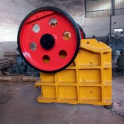 在使用顎式破碎設(shè)備生產(chǎn)時要注意防護